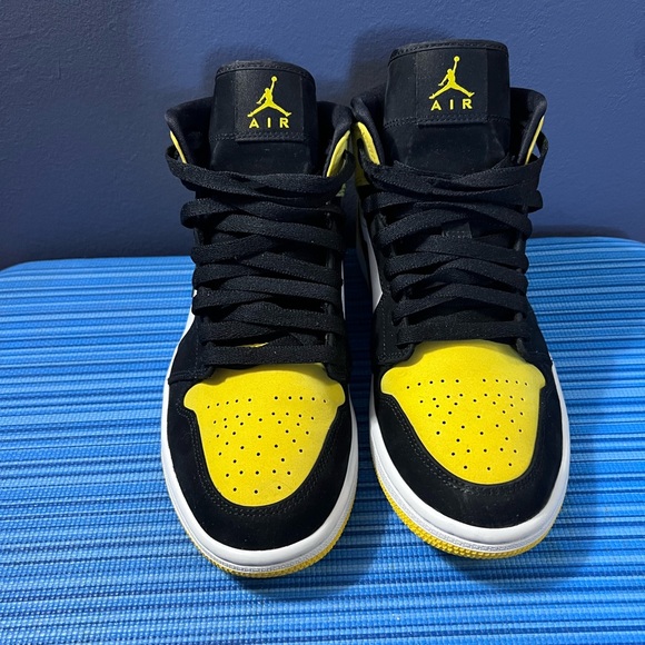 Air Jordan 1 Mid SE Yellow Toe Black Shoes MENS - Picture 2 of 6